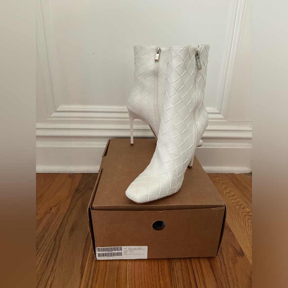 Simmi London Melina woven heeled ankle boots in white size 7
Asos Simmi London